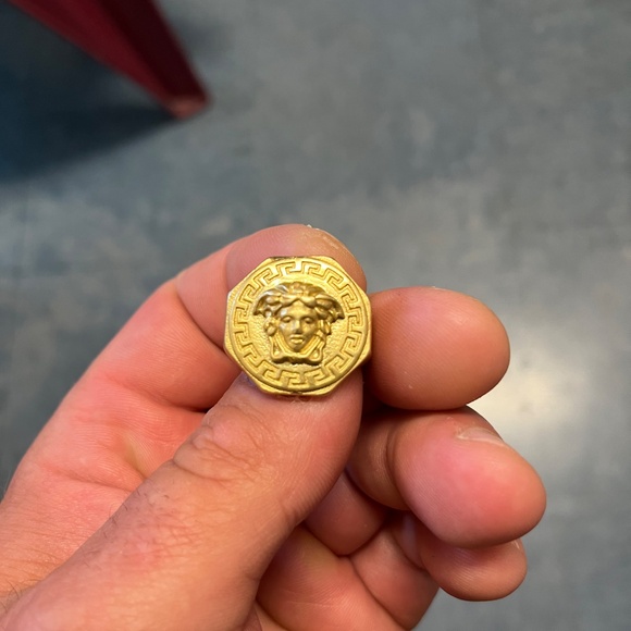 Solid 18k gold Versace ring - Picture 2 of 5